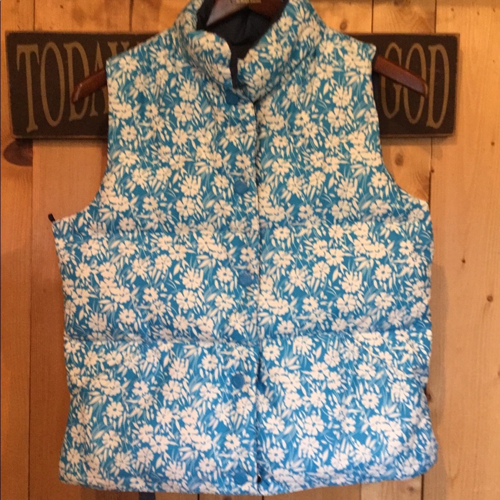 AE Reversible Vest - Picture 2 of 3